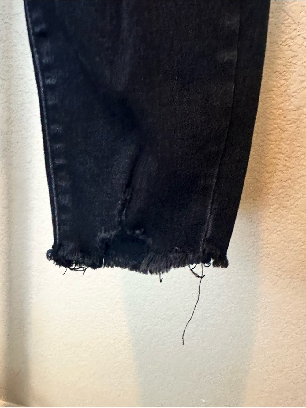 Universal Thread Black Skinny Jeans with Knee Distressing - Picture 4 of 6
